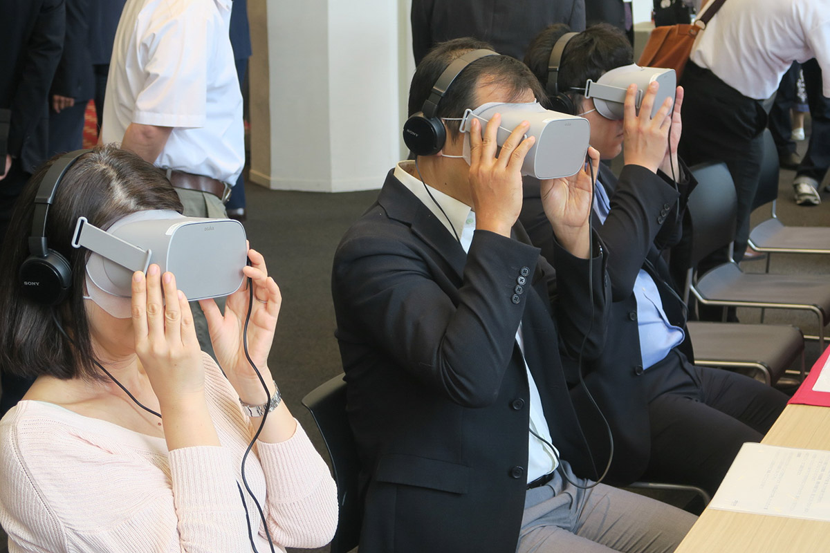 VR