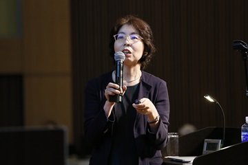 杉浦彩子先生