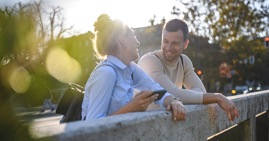 oticon_young_couple_looking_over_the_river_gcc_1185114529-900x473