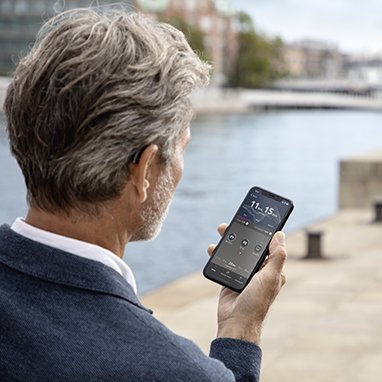 oticon_more_man_using_on_app_iphone_x_pma_7749-382x382