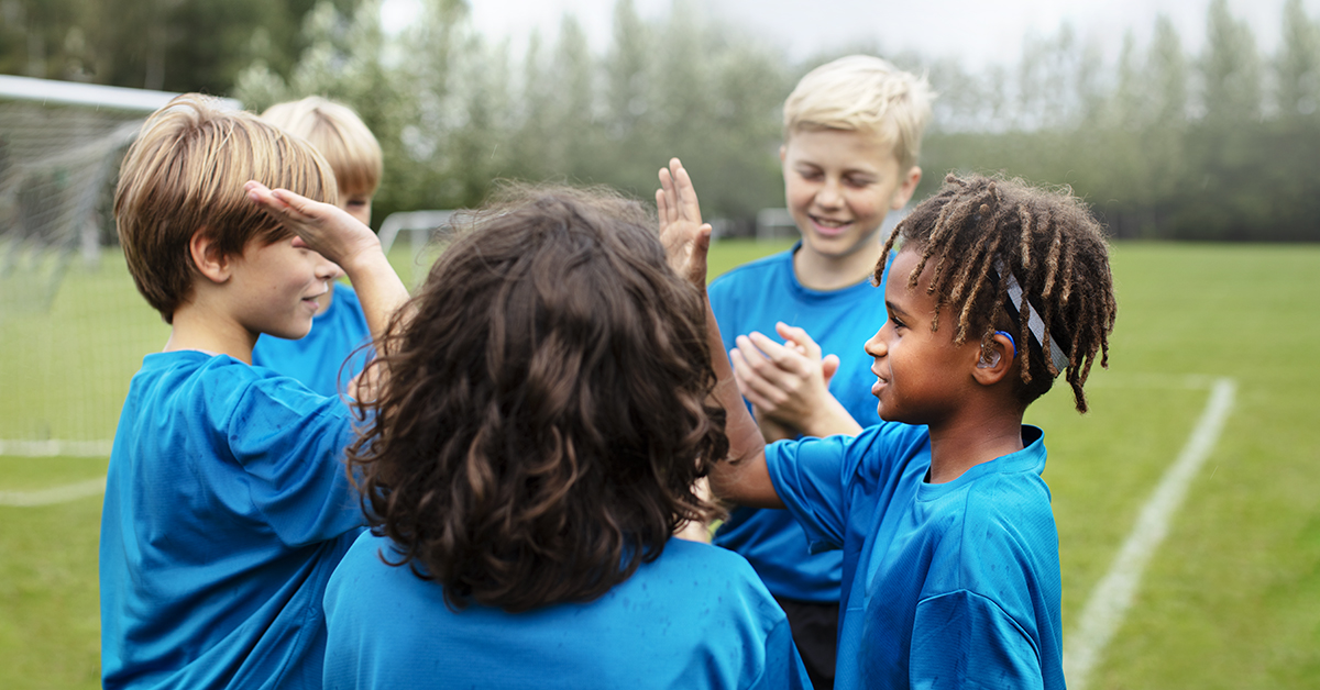 oticon_play_px_soccerboys_from_the_side_ml_2320-1200x628