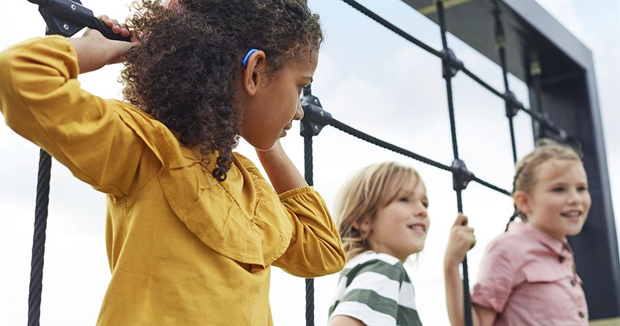 oticon_play_px_3-kids_climbing_ml_1032-900x473