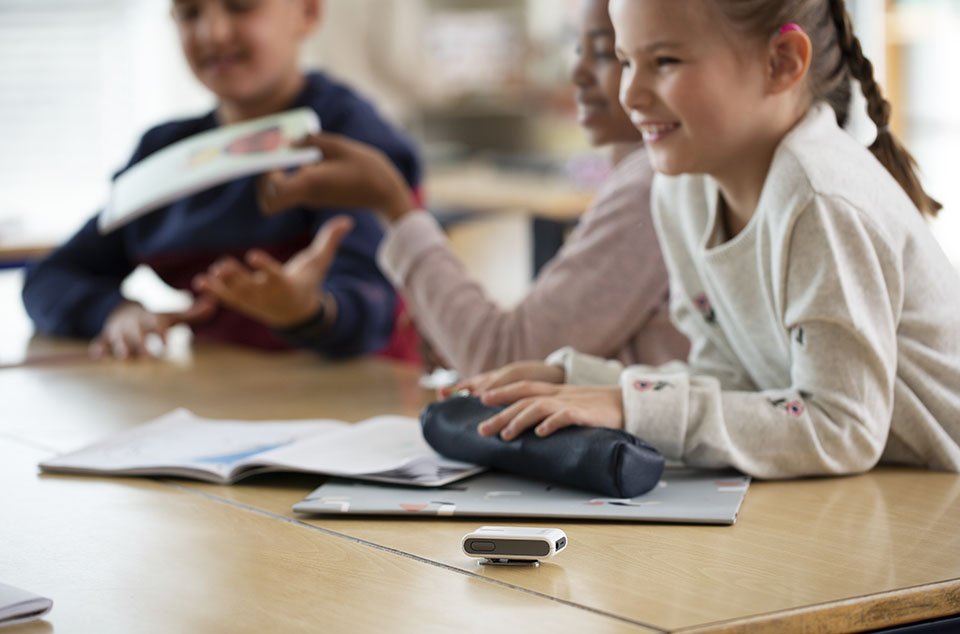 oticon_edumic_on_table_classroom_jbp_0897-960x634