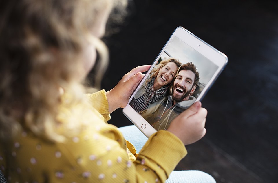 oticon_girl_with_ipad_skype_call_ml_9911-960x634